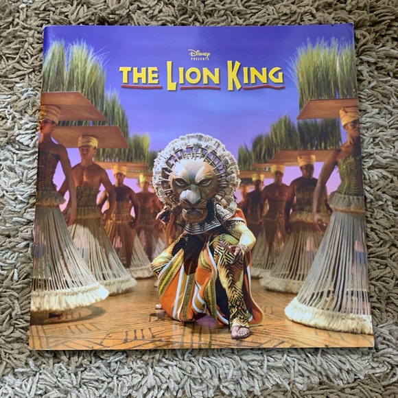 Disney’s Lion King Tote Bag and Collectors Program - Picture 2 of 12